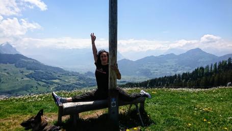 Gladys Spagat am Pfahl