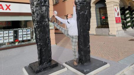 Gladys an zwei Figuren